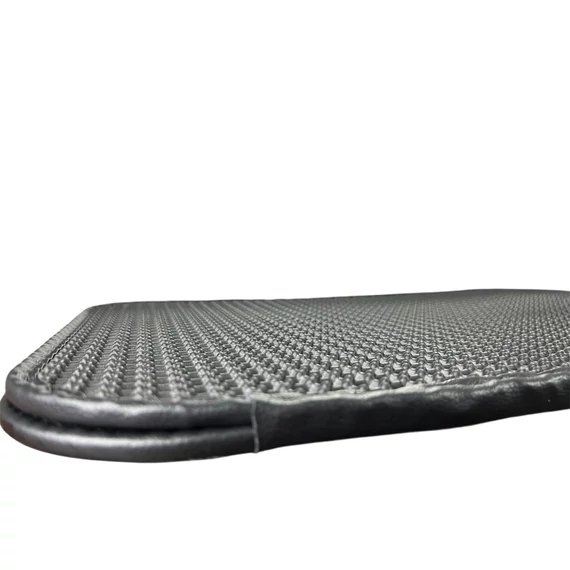 macska alomtálca elé helyezett alomszőnyeg