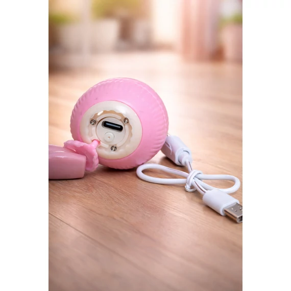 USB tölthető rózsaszín interaktív macskalabda töltőkábel csatlakozóval, közelről fotózva
